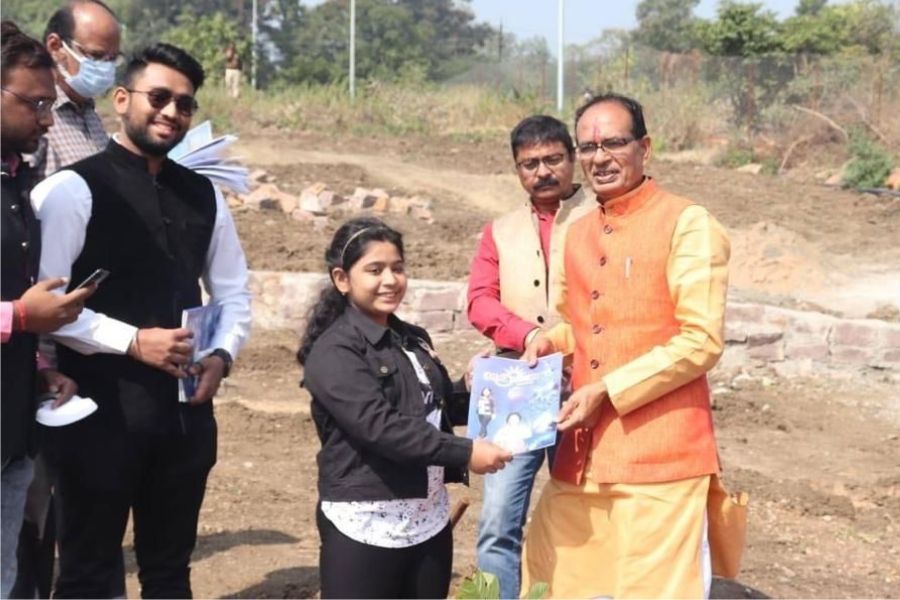 Young Socio-Economic Entrepreneur Khanak Hajela Revolutionizes Financial Literacy at Grassroots