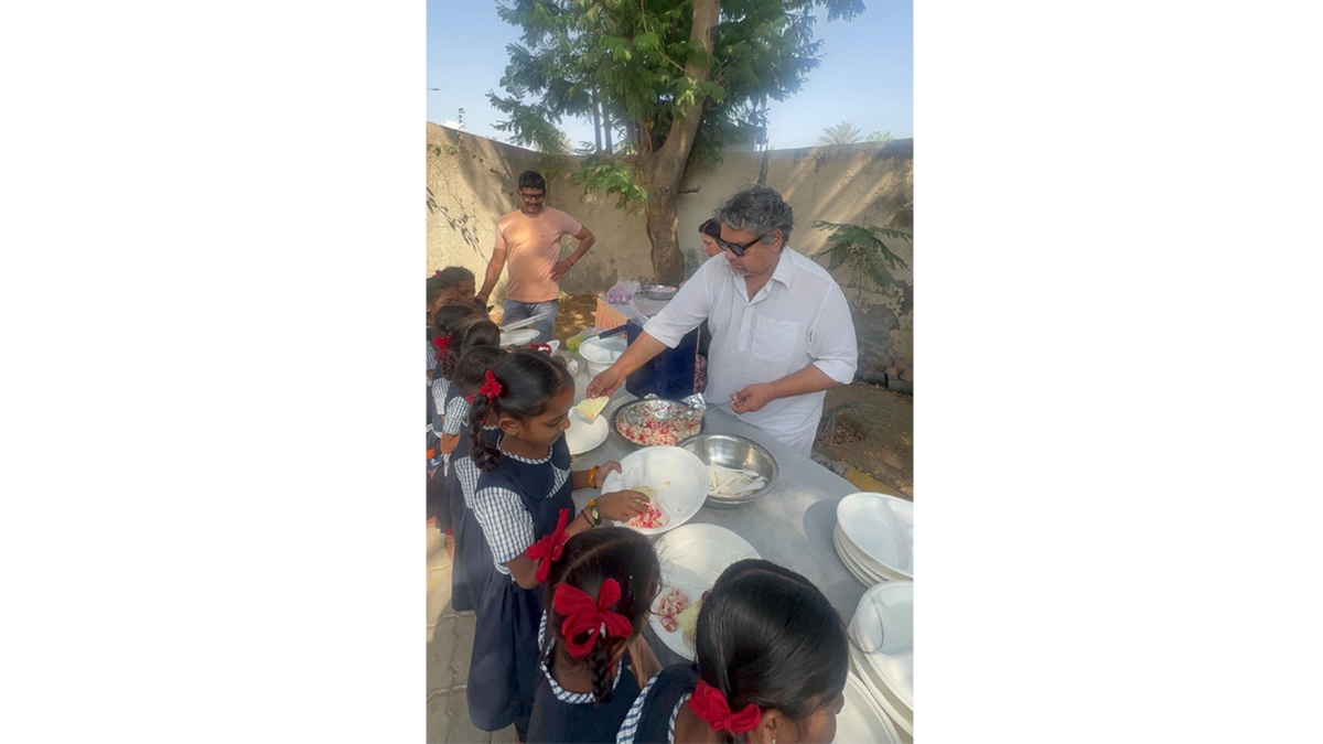 Acharya Dr. Shyam Suresa’s Global Humanitarian Mission: No One Sleeps Hungry